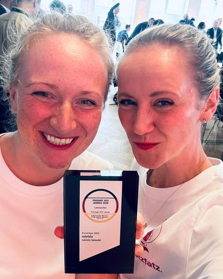 Das ratzfatz Team mit ihrem Award Das ratzfatz Team mit ihrem Award