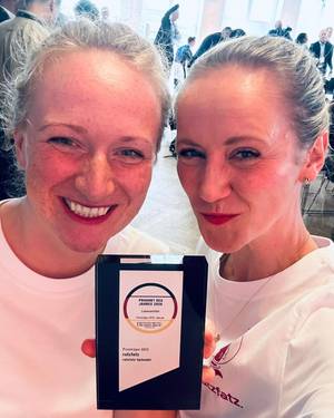 Das ratzfatz Team mit ihrem Award Das ratzfatz Team mit ihrem Award